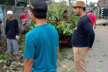 KEGIATAN GOTONG ROYONG DI KEJAROAN 01 DESA CARINGIN, LEGOK – TANGERANG