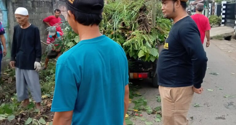 KEGIATAN GOTONG ROYONG DI KEJAROAN 01 DESA CARINGIN, LEGOK – TANGERANG