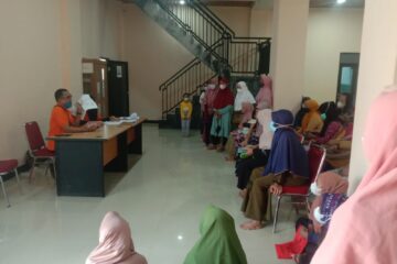 Penyaluran BLT BBM dari KEMENSOS dan disalurkan oleh kantor pos kepada warga desa caringin, Legok – Tangerang Penyaluran BLT BBM dari KEMENSOS dan disalurkan oleh kantor pos kepada warga desa caringin, Legok – Tangerang