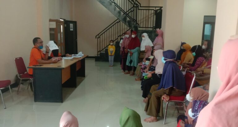 Penyaluran BLT BBM dari KEMENSOS dan disalurkan oleh kantor pos kepada warga desa caringin, Legok – Tangerang