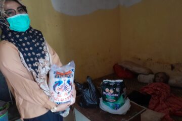 KUNJUNGAN KETUA PKK DAN BIDAN DESA KE RUMAH LANSIA SEBATANG KARA KUNJUNGAN KETUA PKK DAN BIDAN DESA KE RUMAH LANSIA SEBATANG KARA