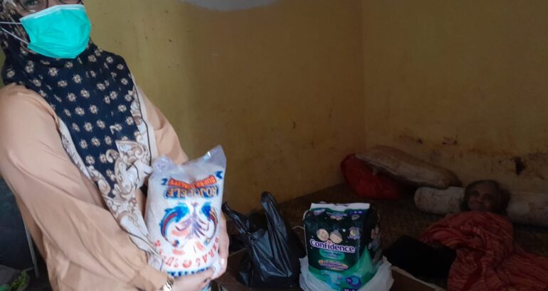 KUNJUNGAN KETUA PKK DAN BIDAN DESA KE RUMAH LANSIA SEBATANG KARA