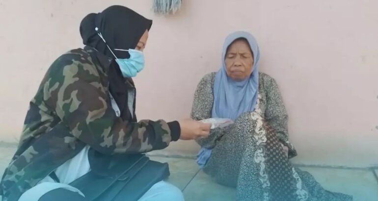 Pembagian Obat untuk Penderita ODGJ Bersama dr.Yani di Wilayah Desa Caringin Pembagian Obat untuk Penderita ODGJ Bersama dr.Yani di Wilayah Desa Caringin